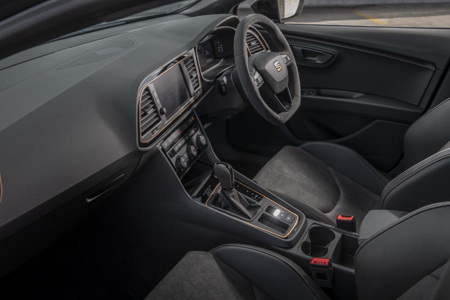 Интерьер Seat Leon Cupra R ST (5F) 2019 года  (UK) (фото 3 из 40)